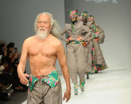 79岁才登上T台，在北京国际时装周